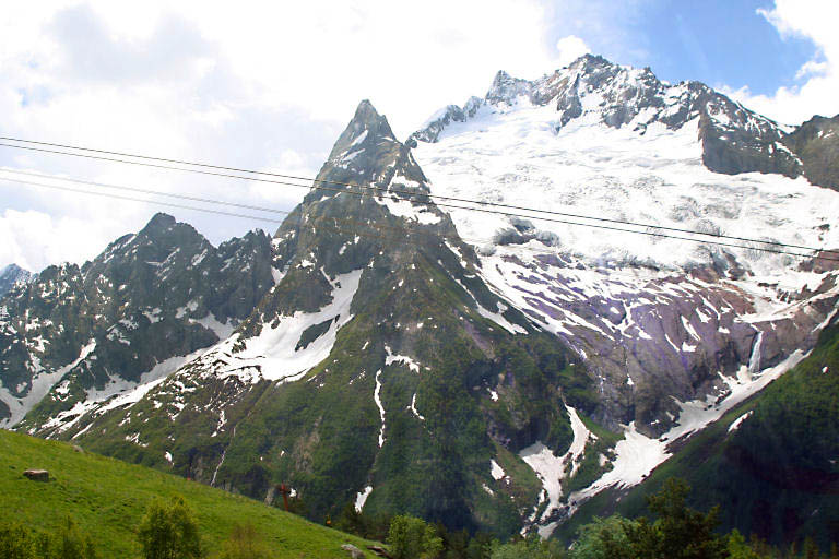 Предлагаем вам апартаменты класса люкс в известном горнолыжном курорте Кавказа. Центр горнолыжного курорта Домбай. Апарт-отель «Вершина»