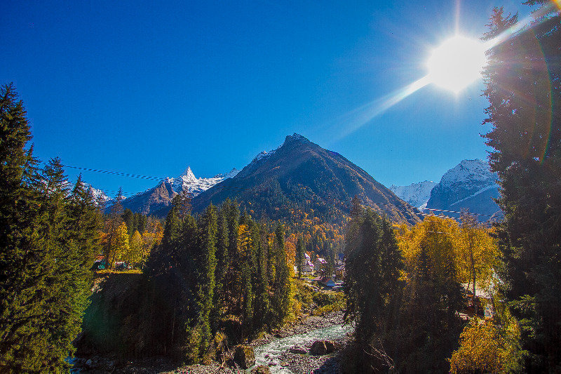 Предлагаем вам апартаменты класса люкс в известном горнолыжном курорте Кавказа. Центр горнолыжного курорта Домбай. Апарт-отель «Вершина»